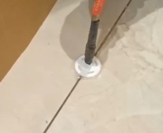 兴义瓷砖空鼓维修公司专业解答瓷砖在铺贴过程中，如果没有涂抹均匀到位的粘结材料（如水泥砂浆或瓷砖胶），可能会导致以下问题